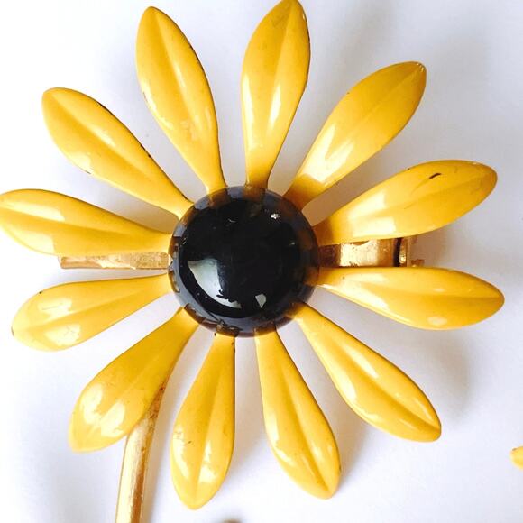 VTG Mid Century Brooch Earrings Set Enamel Daisy Yellow Clip On Earrings - Picture 4 of 11